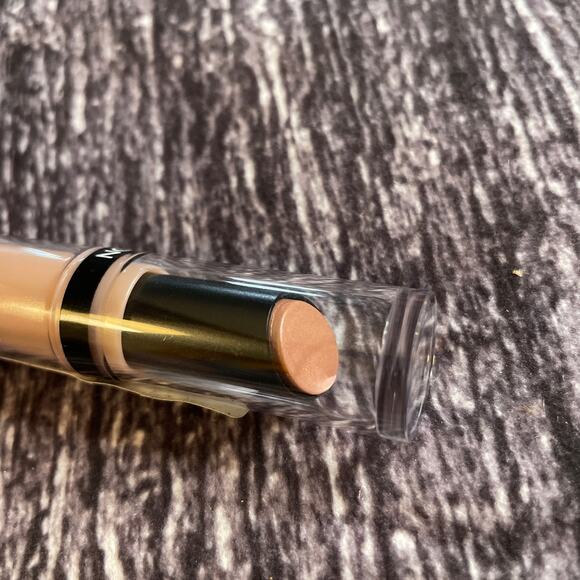 Revlon ColorStay Ultimate Suede New & Sealed Private Viewing 090 - Picture 4 of 4